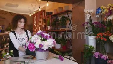 花店，花店，花店布置现代花束，年轻英俊的花店在花店做花束
